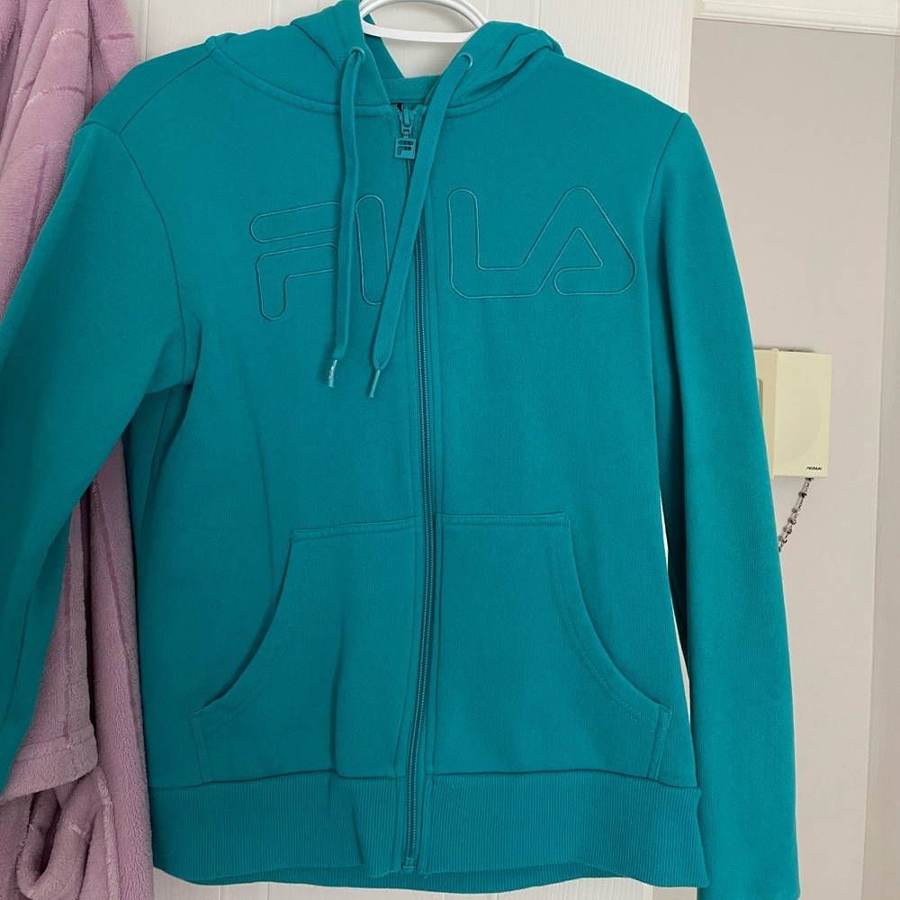 Veste fila. Très confortable. Parfait pour faire des feux
